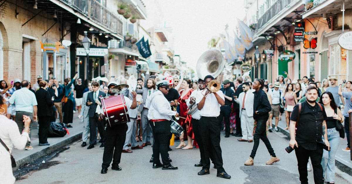 Les propriétaires de Vancouver transforment leurs clôtures à mailles losangées avec des options décoratives pour plus d'intimité et d'esthétique