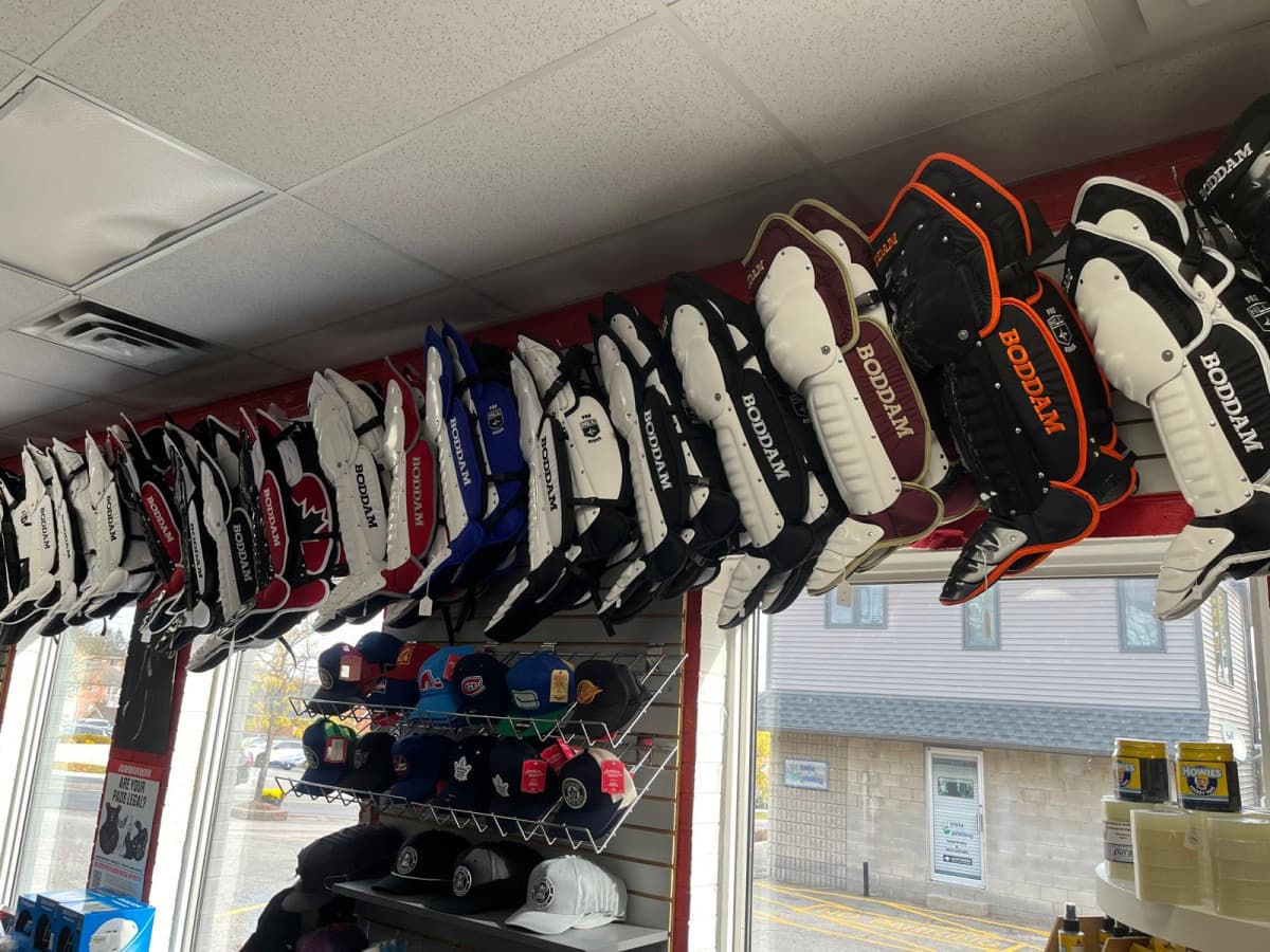 Sanderson Lacrosse élargit sa boutique en ligne, apportant l'héritage familial et une sélection complète d'équipements aux joueurs nord-américains